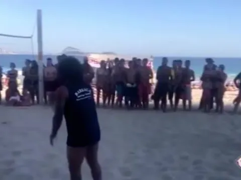 Marcelo tranh thủ kỳ nghỉ để 'khoe tài' trên bãi biển