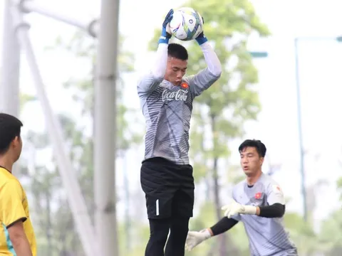 Tiến Dũng so găng cùng Lâm "tây" trong khung gỗ U23 Việt Nam