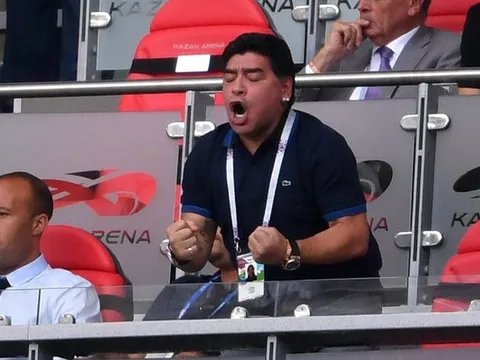 Trở lại sau tin đồn, Diego Maradona nhiệt huyết hết cỡ trên khán đài