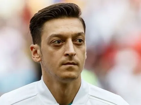 Chủ tịch Bayern lên tiếng về scandal phân biệt chủng tộc của Ozil