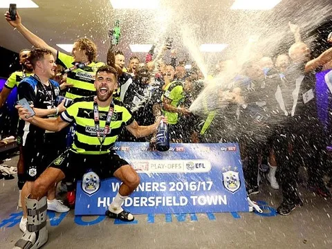 Màn ăn mừng của tân binh Premier League trong ngày thăng hạng