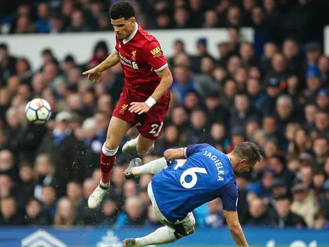 Kylian Mbappe thích thú với tượng sáp giống y hệt mình