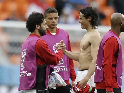 Cavani TIẾT LỘ lí do đổi áo với Salah sau trận đấu