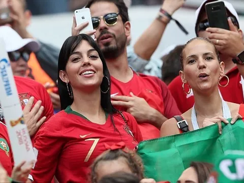 Bạn gái Ronaldo, Georgina Rodriguez nổi bần bật giữa dàn CĐV Bồ Đào Nha