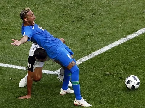 'VAR xứng đáng là MVP' sau khi từ chối quả phạt đền của Neymar