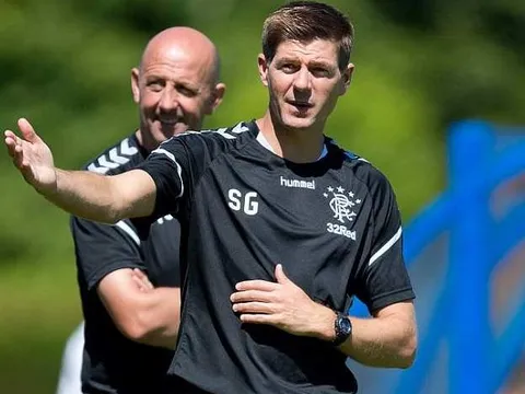Huyền thoại Liverpool có trận thắng đầu tiên với Rangers