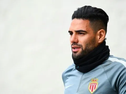Chelsea chi hàng trăm triệu bảng để tìm người thay thế Ashley Cole