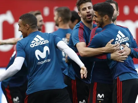 Pique "làm thân" với các cầu thủ Real trên sân tập