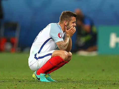 Sau Joe Hart, đến lượt Wilshere cũng phải ngồi nhà