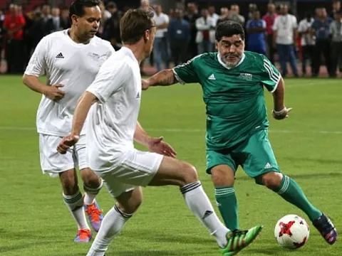 56 tuổi, Maradona vẫn có thể 'múa rìu' trước mặt đồng nghiệp