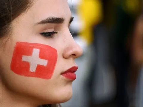Những bóng hồng nổi bật với lá quốc kì trên mặt tại World Cup 2018