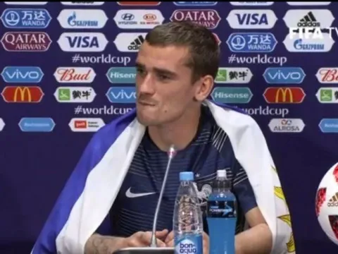 Griezmann khoác cờ Uruguay để ăn mừng chức vô địch của Pháp