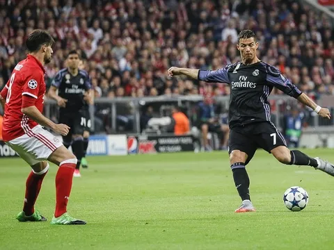 Chùm ảnh: Vidal hụt pen, Martinez nhận thẻ đỏ, Bayern ôm hận trên sân nhà