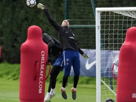 Vừa ra mắt, Lenglet đã lao vào tập luyện cùng Barca