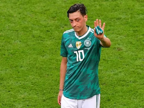 Ozil đã muốn 'đào tẩu' khỏi tuyển Đức từ khi nào?