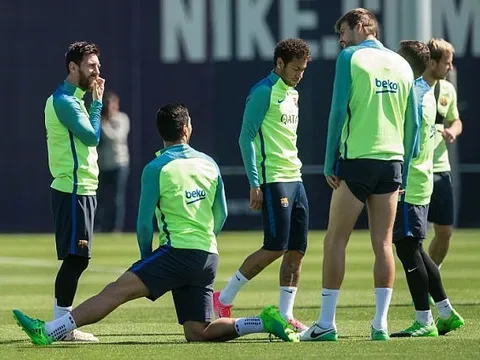 Các cầu thủ Barca 'xem giò' Paulinho