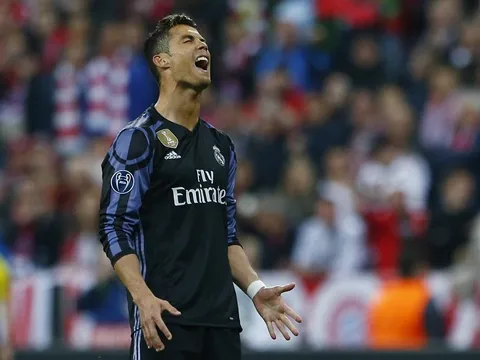 Vidal sút hỏng phạt đền, Ronaldo lập cú đúp đưa Real ngược dòng trước 10 người của Bayern