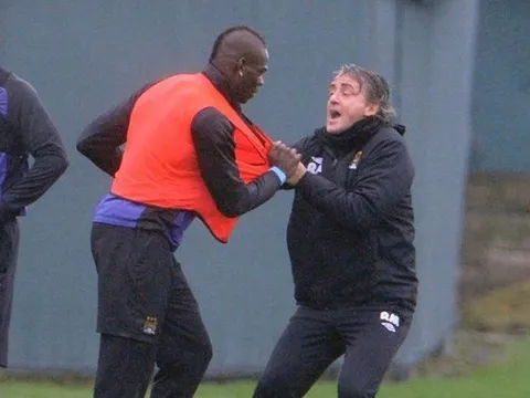 8 vụ ‘gà nhà đá nhau’ kinh hoàng trong bóng đá: Balotelli nện luôn ông thầy