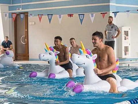 Binh hùng tướng mạnh, Liverpool tự tin nghỉ xả hơi trên đất Pháp