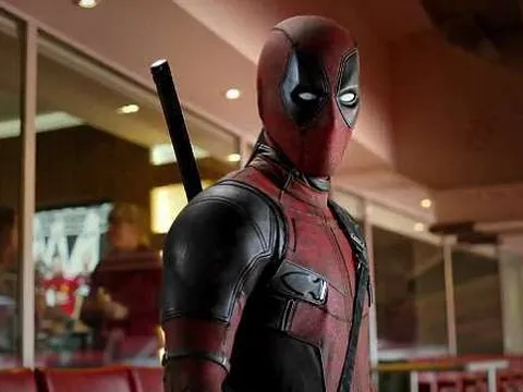 Deadpool cập bến Old Trafford, mang áo số 2 của Lindelof