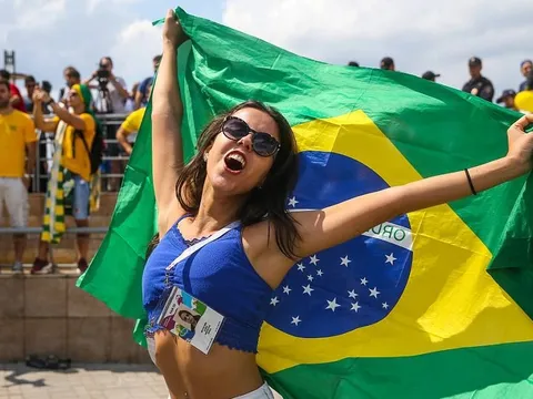 Fan Brazil 'quẩy' hết cỡ chào đón Neymar và các đồng đội