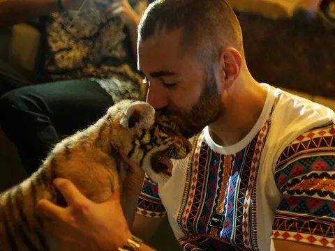 Benzema - Tín đồ cuồng hàng độc