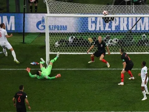 'Harry Kane bỏ lỡ 2 cơ hội... và không chuyền cho Sterling'