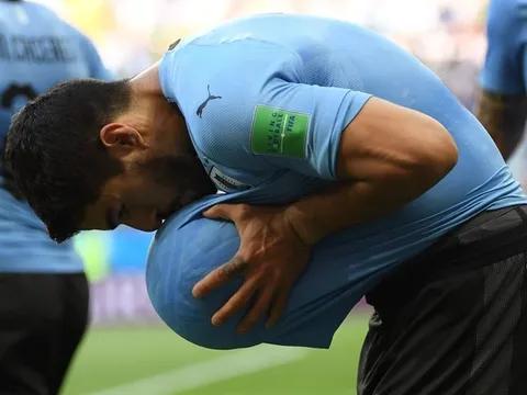 Suarez tỉnh giấc mang Uruguay và Nga vào vòng 16 đội