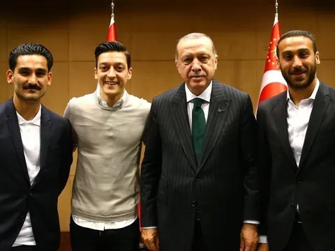 Stefan Effenberg muốn tuyển Đức loại cả Ozil lẫn Gundogan