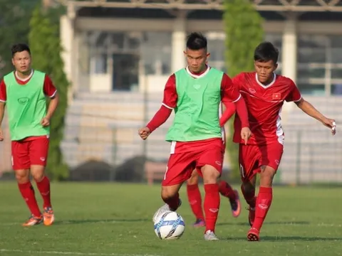 U19 Việt Nam đội nắng gắt tập luyện trong ngày đầu tập trung