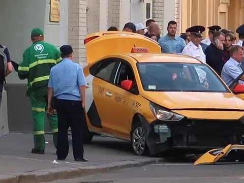 Taxi tông vào CĐV ở Moscow, 8 người bị thương