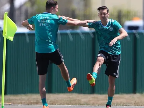 Tuyển Đức căng thẳng tột độ, cầu thủ đòi HLV Low "trảm" Ozil