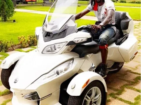 Adebayor khoe những mẫu xe độc nhất vô nhị