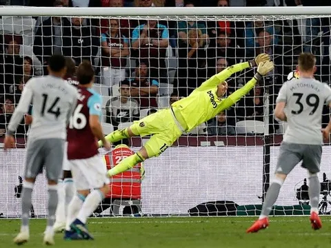 Adrian chặn hai siêu phẩm của Lingard cùng một kịch bản