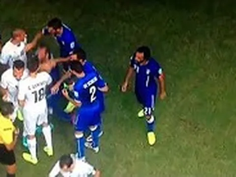 Ai còn nhớ 'hàm răng vàng' này của Suarez