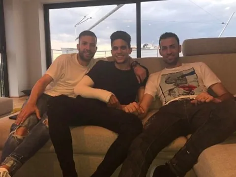 Alba và Busquets lặn lội sang Đức thăm Bartra