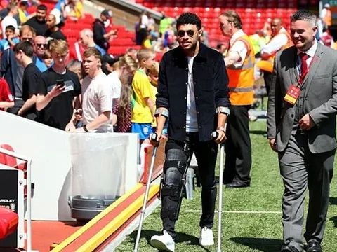 Alex Oxlade-Chamberlain chống nạng đến Anfield xem đồng đội thi đấu