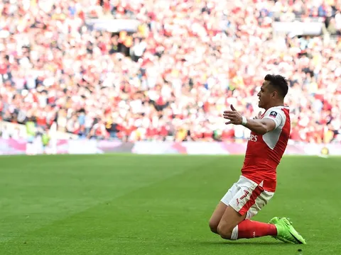 Alexis Sanchez phá hàng loạt kỷ lục