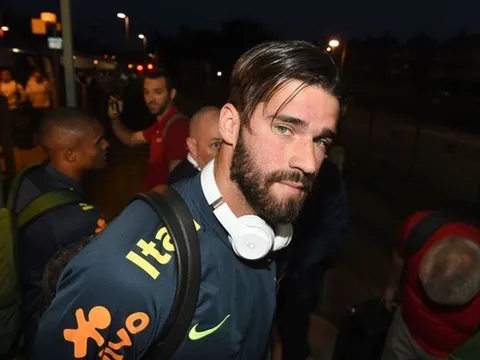 Alisson đến Liverpool trước thềm giao hữu quốc tế