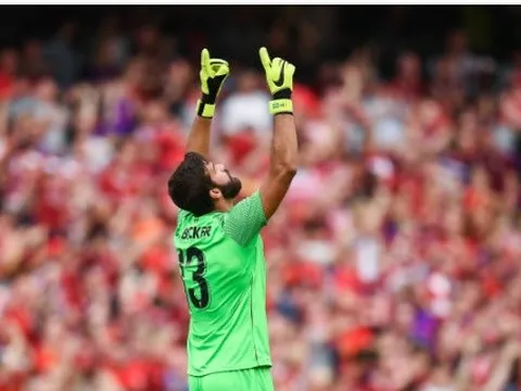 Alisson ra mắt ấn tượng, Liverpool hủy diệt Napoli 5 bàn không gỡ