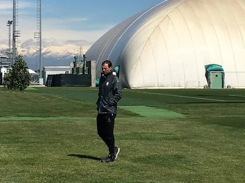 Allegri cùng các học trò vật vờ ra sân tập trước giờ sang Monaco