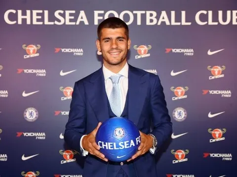 Alvaro Morata rạng rỡ cầm áo đấu Chelsea