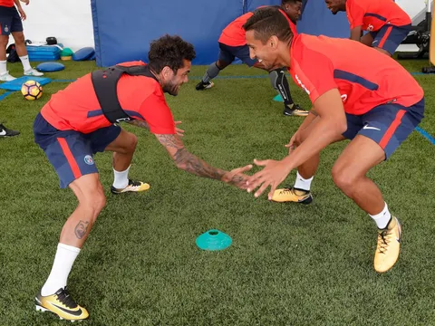 Alves 'dính như sam' với Marquinhos trong ngày đầu tập luyện ở PSG