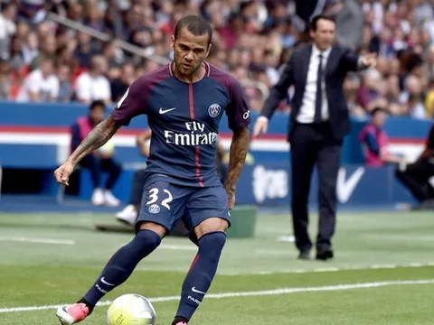 Alves gây sốc: 'Chính Neymar thuyết phục tôi đến PSG'