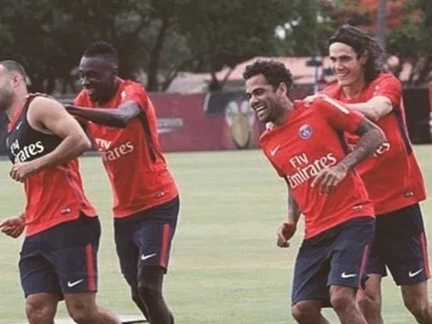 Alves hòa nhập cực nhanh với đồng đội trên sân tập