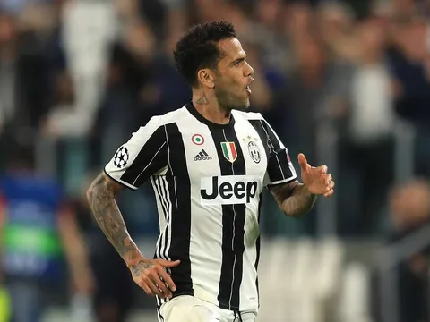 Alves lên đồng, Chelsea lập tức chào mời