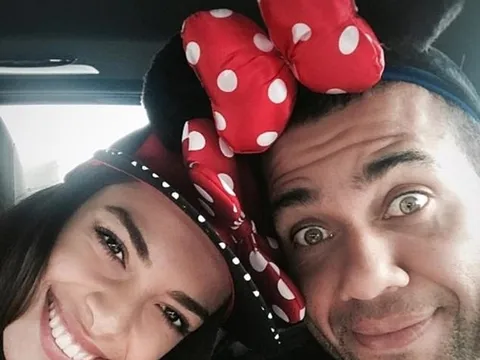 Alves 'quậy tưng' cùng người vợ xinh đẹp tại Disneyland