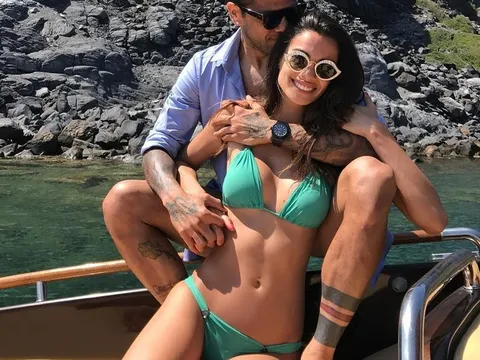Alves và bạn gái lại 'tình giữa biển tình'
