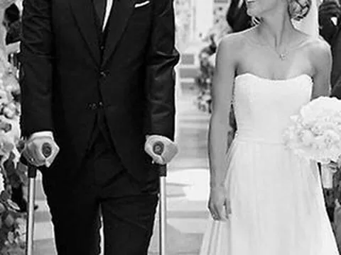 Âm thầm, Neuer chống nạng vào lễ đường cùng bạn gái