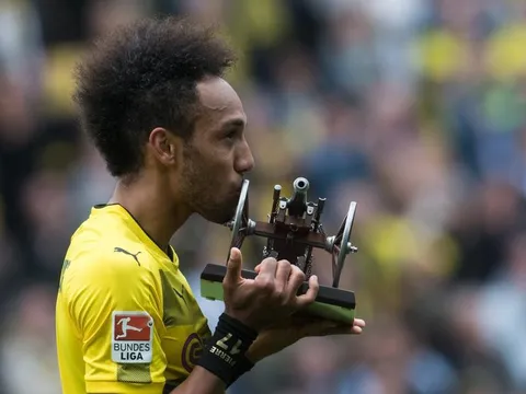 Ấn định chiến thắng cho Dortmund, Aubameyang ẳm luôn "khẩu pháo" về nhà